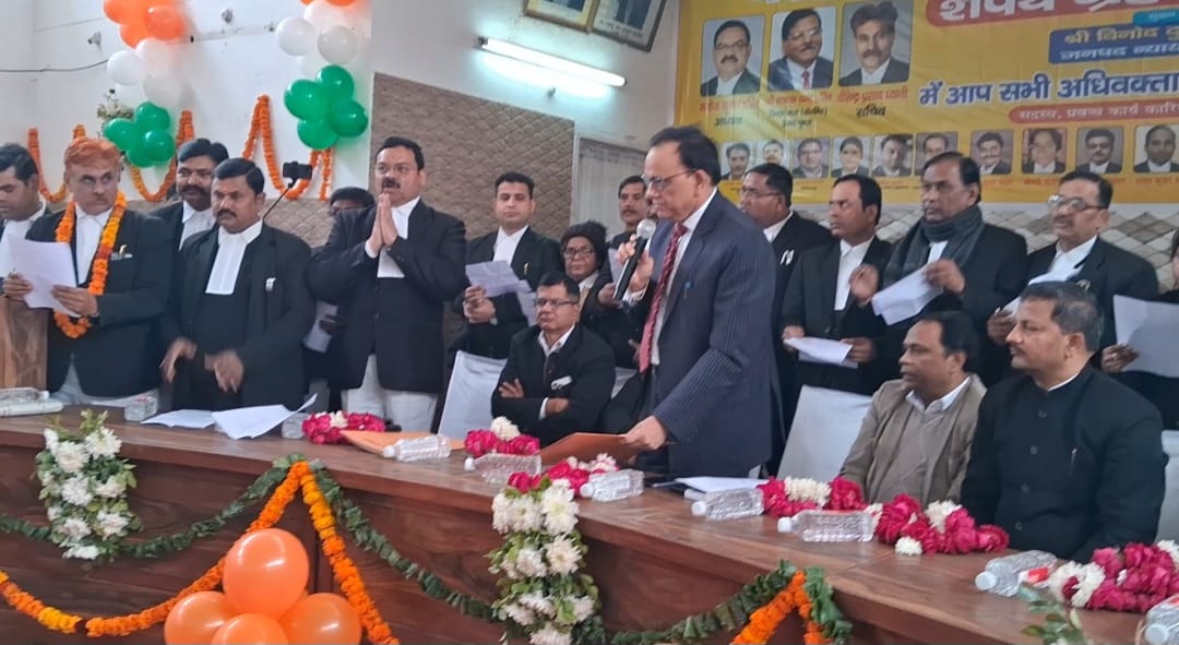 अधिवक्ताओं की तालियों के बीच संपन्न हुआ बार एसोसिएशन का शपथ समारोह